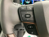 運転中、オーディオの操作をしてて、ハッとしたことはありませんか?ステアリングスイッチは、運転中でもハンドルでオーディオの操作が可能です。安全なドライブをサポートします。