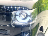 【LEDヘッドライト】悪天候や夜間走行時も良好な視界を確保し安心して運転できる高輝度LEDヘッドライトを装備!点灯速度が早く、消費電力も抑えられています。