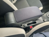 フロントシートにはセンターアームレスト付き、長時間の運転で疲れた腕を乗せてください。