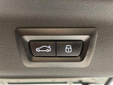 【パワーゲート】電動パワーゲートです。開閉がボタン1つで開け閉め行えます。また、状況に応じてのトランクハッチ開閉量を簡単に設定可能です。スマートオープナーも便利な機能です。ぜひお試しください。