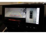 【全方位カメラ】 車の前後左右に取り付けられたカメラで、視線やバックモニターでは死角となる前方や真横も確認できます。狭い駐車スペースもスムーズに駐車できます。