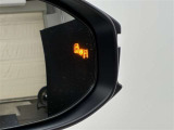 後続車が接近するのを知らせてくれるBSM(ブラインドスポットモニター)接近するとドアミラー部の警告灯が光ってくれるので、万が一の追突も防げそうですね♪上級装備です。