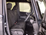 フロントシートはベンチシートです。ベンチシ―トは運転席と助手席の移動もスムーズ。狭い駐車場での乗り降りに便利です。