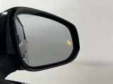 ウインカーミラーにはBSM(ブラインドスポットモニター)を搭載。隣を走る車両が死角に入るとLEDインジケーターを点灯。また、ウィンカーを出すとインジケーターも光って点滅!注意を促してくれます