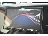 シフトレバーをリバースにすると連動してサイドカメラ映像に切り替わります。スイッチ一つでフロントカメラへの切り替えも出来ます