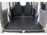 リヤシートを前倒しすると更なるスペースを確保できます!