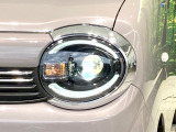 【LEDヘッドライト】悪天候や夜間走行時も良好な視界を確保し安心して運転できる高輝度LEDヘッドライトを装備!点灯速度が早く、消費電力も抑えられています。