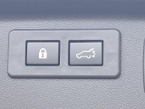 【パワーバックドア】スマートキーや運転席のボタンを押すだけでリアゲートが自動で開閉します!荷物を持っている時や、高い位置にあるバックドアを閉める際に便利な機能です♪