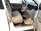 ベンチシートは、運転席と助手席の移動もスムーズ! 狭い駐車場での乗り降りや、お子様の乗り降りにも便利です。