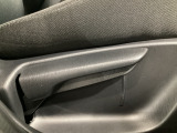 運転席にはドライバーの体型や好みに応じて前後方向だけでなく、高さの調整ができるシートリフターを装備!