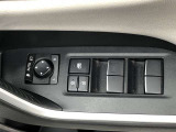 パワーウィンドのスイッチです。運転席に座りながら、助手席や後席の窓を開け閉めできるので大変便利ですよ。