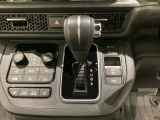 CVT車のセレクトレバーです。低速から高速まで、変速ショックのないスムーズな走りと、エンジン効率のよい領域を維持して燃費にも貢献します。サイドブレーキはスイッチ操作の電子制御パーキングブレーキです。