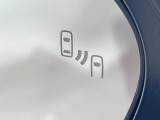 【ブラインドスポットモニター】走行中、ドアミラーの死角になりやすい箇所に後続車が接近するとサイドミラーのレンズに警告を表示!ドライバーに注意喚起をしてくれます。