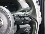 前車との適切な車間距離を保ちながら追従走行やスピードダウンをセンサーで行います。高速道路の長時間ドライブで疲労軽減に貢献します。