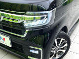 【LEDヘッドライト】悪天候や夜間走行時も良好な視界を確保し安心して運転できる高輝度LEDヘッドライトを装備!点灯速度が早く、消費電力も抑えられています。