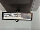 車両後方のカメラ映像をミラー面に投影します。社内の状況や天候に左右されずいつでもクリアな後方視界が得られます。