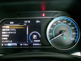 右側に大きく見やすいデジタルスピードメータ左側ディスプレイには運転支援システム等を表示