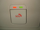SOSコールは急病時やあおり運転被害などの危険を感じた時スイッチを押すと専門のオペレータに繋がって警察や消防への連携をサポートしてくれます。万が一の事故発生時にはエアバッグ展開と連動して自動通報します。