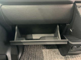 車検証入れになどにも使える便利な収納BOXあります。