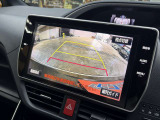 【バックカメラ】運転席から画面上で安全確認ができます。駐車が苦手な方にもオススメな便利機能です。