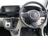 運転席側から見た写真です、お車にマッチングするように考えられたインパネデザイン!沢山のスイッチ類も運転させる方が使いやすい位置に配置されていますね!