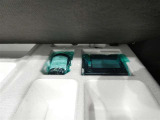 パンク修理剤とエアーポンプのセットです。スペアタイヤは装備していませんが空いたスペースを小物入れとして使用できます