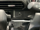 USB電源ソケットが前席中央にあり、便利に使えます☆