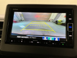 リバースギアに入れるだけで後方の表示へ切り替わります。夜間や雨の日の駐車も楽になりますよ。