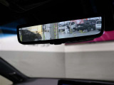 【デジタルインナーミラー】車両後方カメラの映像をインナーミラー内のディスプレイに表示。さらに、前後カメラ映像をデジタルインナーミラーに挿入されたSDカードに録画機能が加わりました