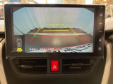 【バックカメラ】 駐車時に車両後方の様子を見ることができるので、運転の不安を軽くします。