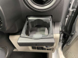 運転席と助手席には、格納式のドリンクホルダーが装備されています。
