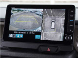 【マルチビューカメラシステム】車両の前後と左右のドアミラーに搭載した計4台のカメラで映します。前方左右を幅広く見渡す視界や、自車を上空から見下ろしたような視界など、合計8種類のビューを設定。