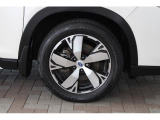 タイヤサイズは225/55R18 純正アルミホイール装着です!