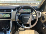 ムダのないインテリアデザインは運転席にお座りいただくと、上質なシートがお客様を包み込みます。ステアリングも握りやすい設計になっておりますのでとっさのハンドル操作も可能です。