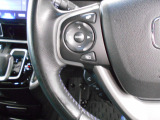 ハンドルにオーディオの操作スイッチが装備されています。視線を前方から外さずハンドルから手を離さずに操作できるのでとっても安全ですね。