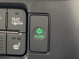 ECONスイッチを押すと・・・運転の仕方によるロスを抑え込み、燃費をよくするようクルマが頑張ります!他にも、エアコンの風量を抑えて、エンジン負担を軽減したりと幅広く活躍します!