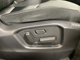 運転席にはパワーシートを装備!シート位置を記憶するメモリー機能付きなのでご夫婦で2名分セットすると便利です♪