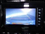 バックガイドモニター付き。車両後方の映像をナビ画面に表示し、駐車などの後退操作をサポートします。