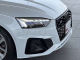 マトリクスLEDヘッドライトとワイドなフロントデザインがAudiらしい先進性を感じさせます。
