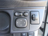 運転席から指先一つで左右ドアミラーの調整ができます