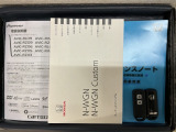 スマートキーは鍵をバッグに入れたままでもドアロックの開閉やエンジンのON・OFFができます。夜間や雨の日も鍵を探さなくて良いので便利です。