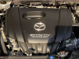 「SKYACTIV-G(ガソリン)」は、規格外の高圧縮を実現し、世界のエンジン技術者に驚きを与えました。さらに、それを維持したままノッキングの発生を抑え、熱効率を向上、走りにも寄与したエンジンです。
