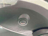 純正ナビゲーションを装着することで狭い道でのすれ違い時に下廻りを映し出す事ができます。他の3つのカメラと連携してパノラマモニターにも対応することが出来ます。