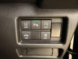 【車線逸脱警報機能】ブザー音とメーター表示で車線からのはみ出しを警報します。元の車線に戻す機能ではないため、警報後はご自身でステアリングを操作して下さい。