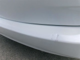 リアバンパーの運転席側にへこみキズがあります。