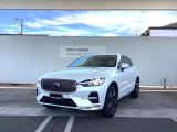 2025年6月登録のボルボXC60ウルトラB5で、最新鋭のハイブリッドカーです。ボディーカラーはクリスタルホワイトプレミアムメタリックで、シートはブロンドです。様々なセーフティー機能を装備します。