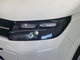 【LEDヘッドライト】悪天候や夜間走行時も良好な視界を確保し安心して運転できる高輝度LEDヘッドライトを装備!点灯速度が早く、消費電力も抑えられています。