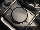 「MAZDAコネクト」コマンダー部 手元を見ることなく操作出来るように左手を自然に降ろした位置に設置。シンプルで使いやすく、機能を覚えやすいボタン配置になっています。