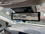 インテリジェントルームミラーは、車両後方のカメラ映像をミラー面に映し出すので、同乗者や積み荷などの車内状況や、天候などに影響されずいつでもクリアな後方視界が得られます。