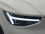 【LEDヘッドライト】明るく眩しいハイビームを先行車や対向車に照射しないオートハイビームを備えたLEDヘッドライト。北欧神話に登場するトールハンマーをモチーフにした、一目でボルボとわかるデザイン。